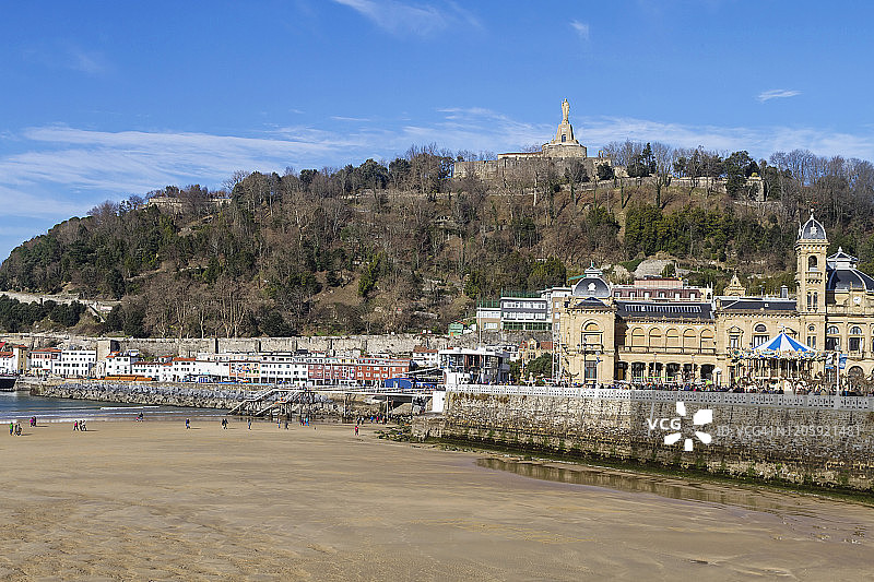西班牙圣塞巴斯蒂安沿海城市图片素材