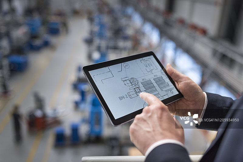 工厂里使用平板电脑的经理图片素材