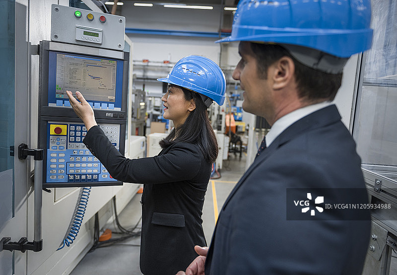 经理和工程师检查控制面板图片素材