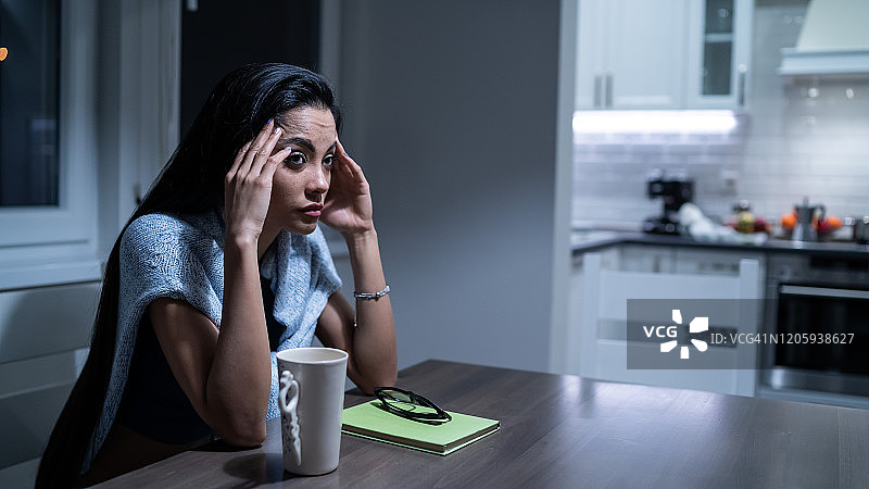 夜晚加班工作的年轻亚洲女性图片素材