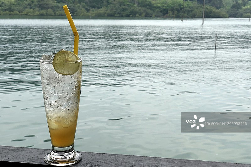 阁骨岛（沽岛）- 冷饮和奥雅海湾的景色图片素材