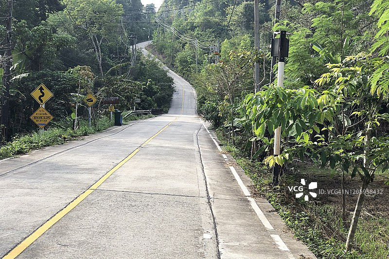 阁骨岛：通往热带雨林山区的蜿蜒陡峭道路图片素材