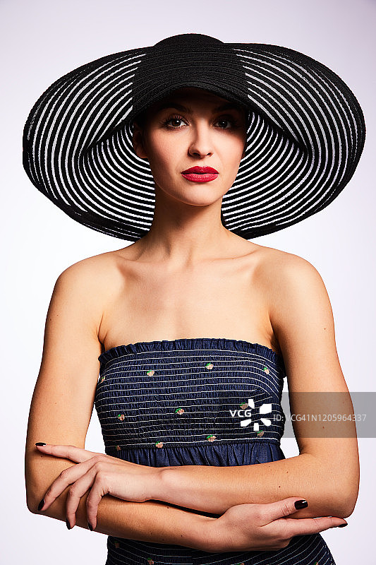 白色背景下的穿着夏装的时尚年轻女子图片素材