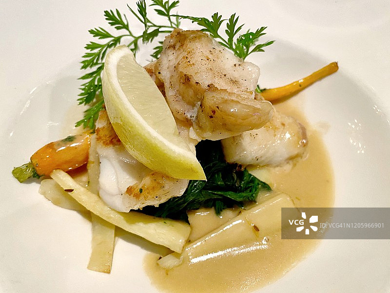 柠檬胡萝卜白葡萄酒汁煎鱼图片素材