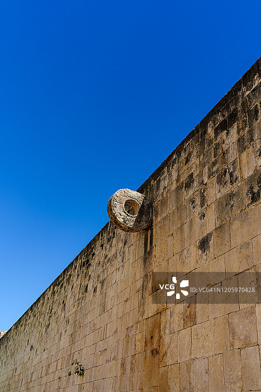 奇琴伊察大球场内的石环，位于墨西哥尤卡坦州考古遗址地面以上9米处图片素材