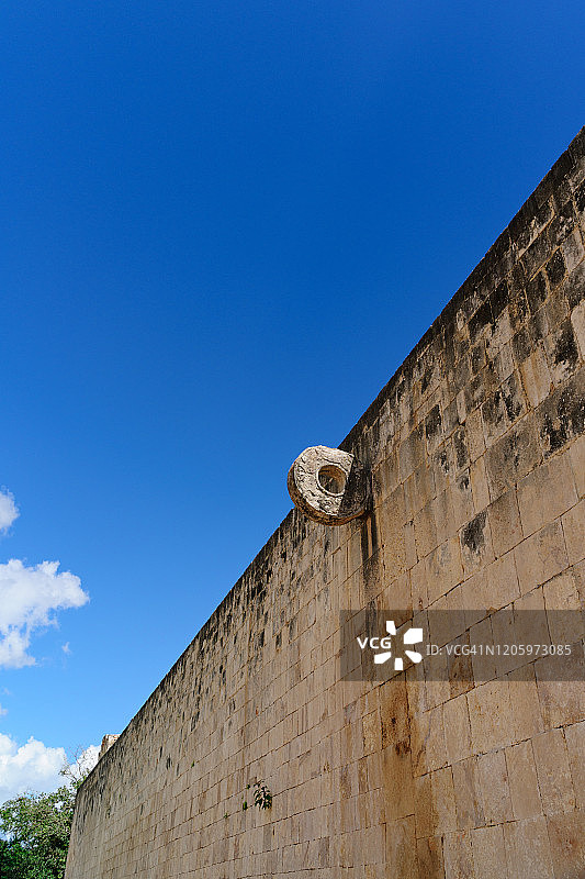 奇琴伊察大球场内的石环，位于墨西哥尤卡坦州考古遗址地面以上9米处图片素材