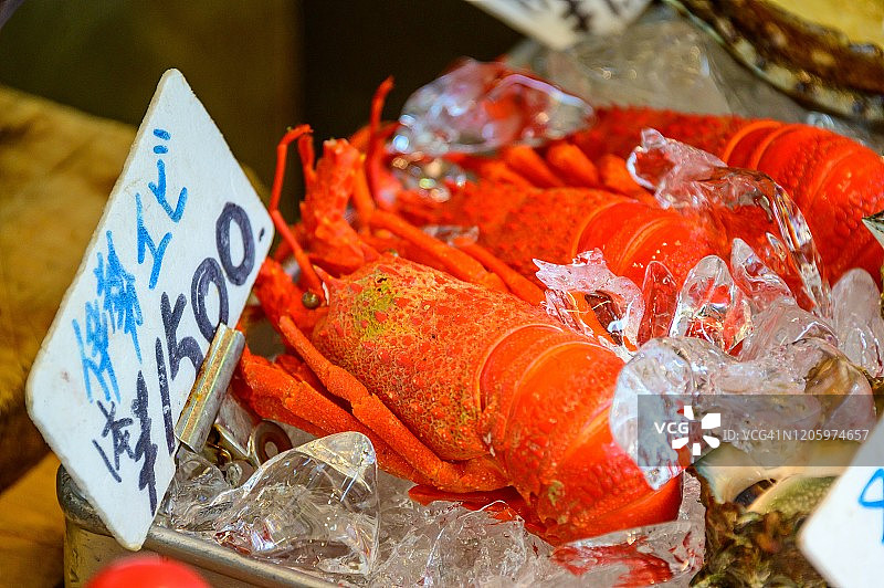东京筑地鱼市场出售的红色龙虾图片素材