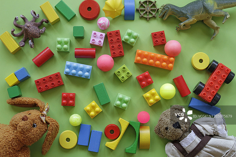 绿色背景上的玩具俯视图图片素材