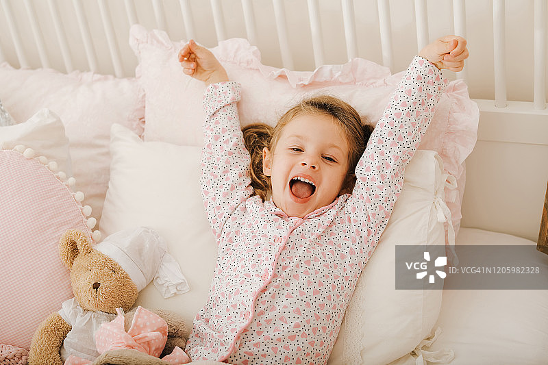 可爱小女孩在床上图片素材