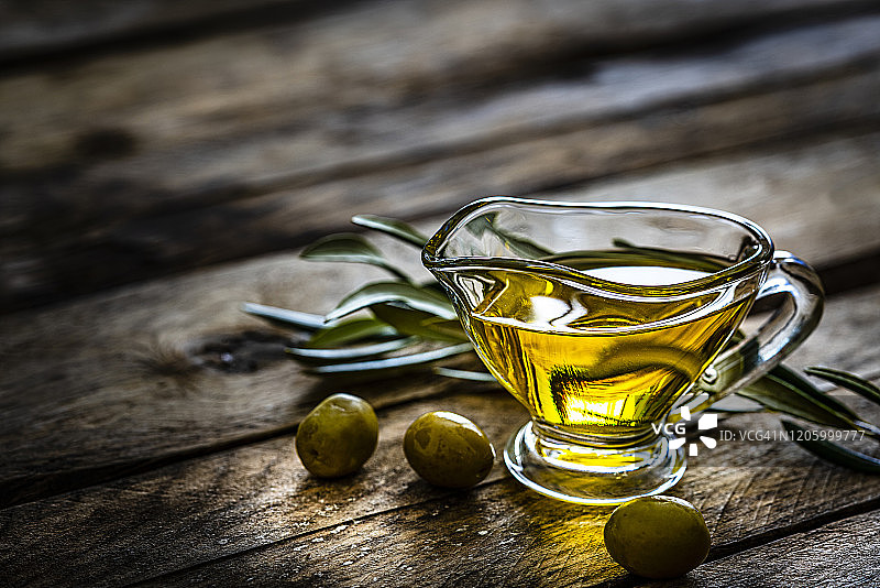 玻璃调味船中的特级初榨橄榄油图片素材