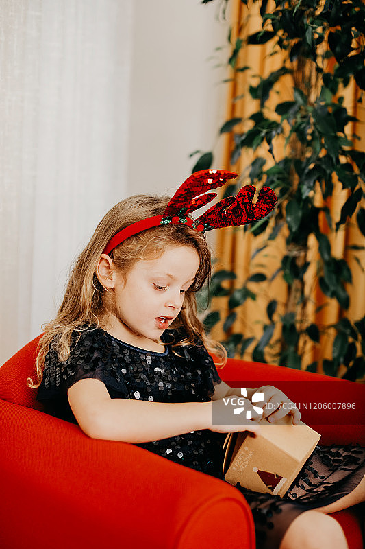 好奇的小女孩图片素材