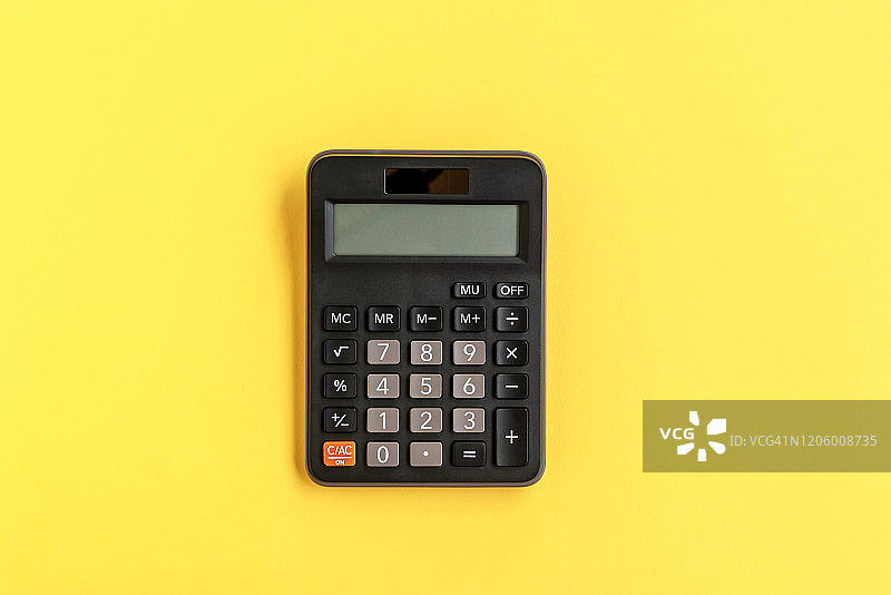 黄色背景上的计算器图片素材