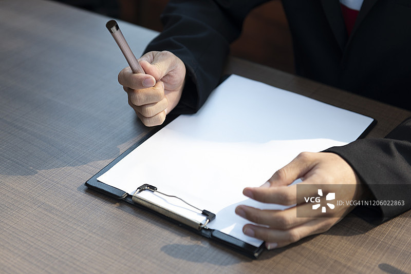 商人在商业背景下签署文件图片素材