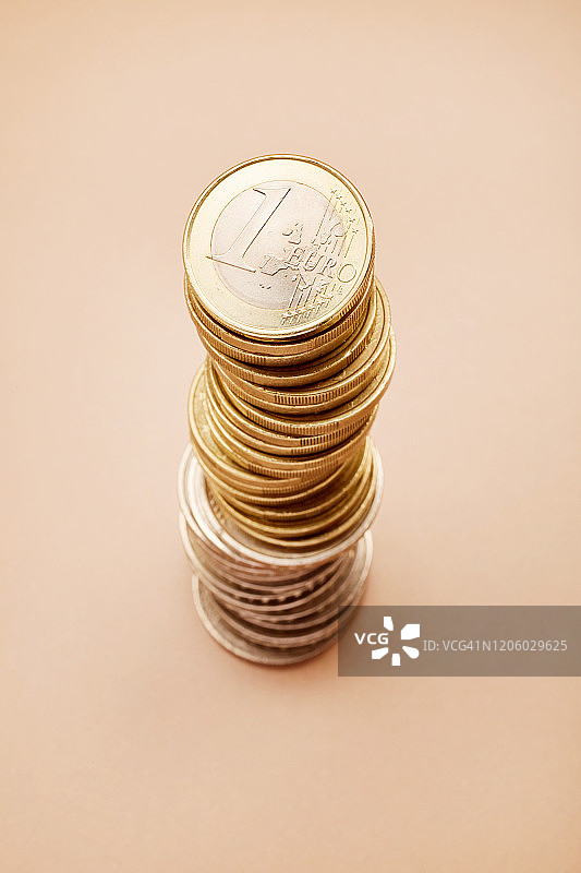 棕色背景上的欧元硬币图片素材