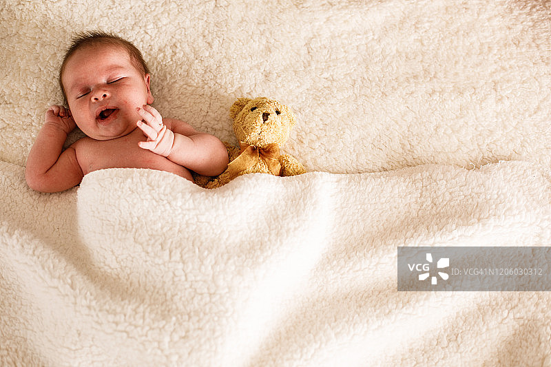 适合新生儿睡眠的优质床和毯子图片素材