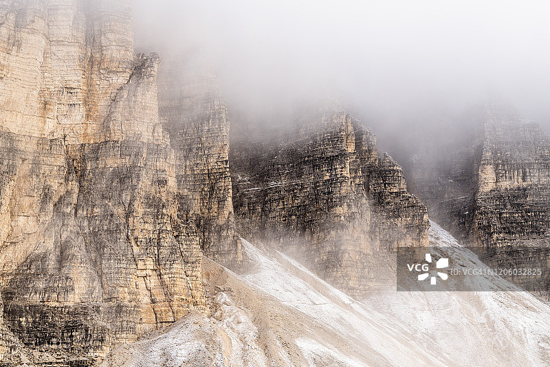 意大利多洛米蒂山拉瓦莱多三峰山的秋雾图片素材