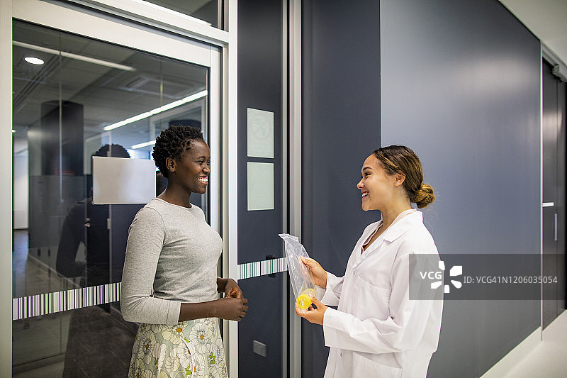 关于她的个人医疗保健的对话图片素材