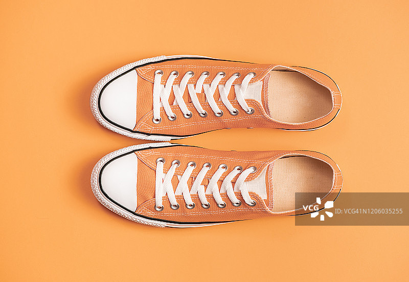 橘色运动鞋图片素材
