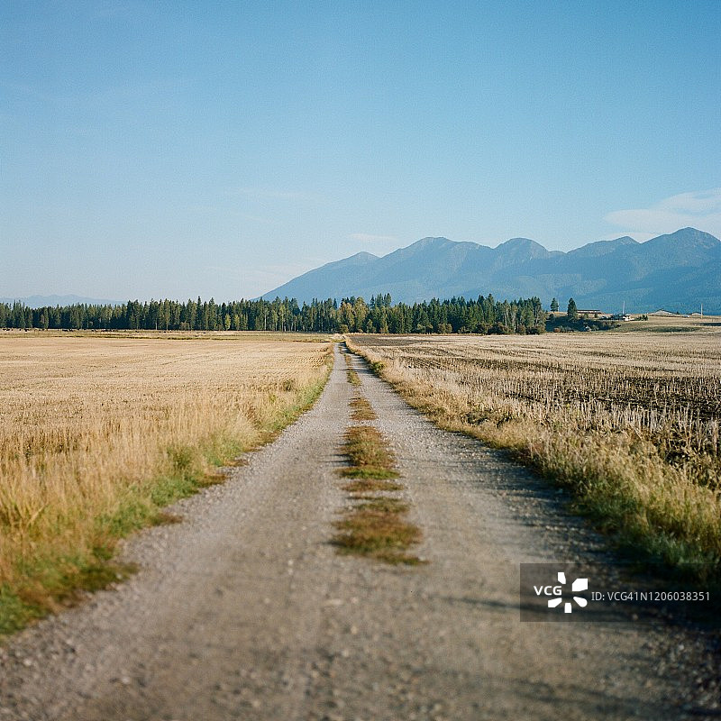 蒙大拿州碎石路图片素材