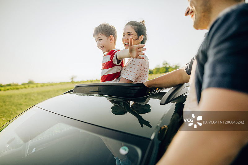 享受公路旅行图片素材