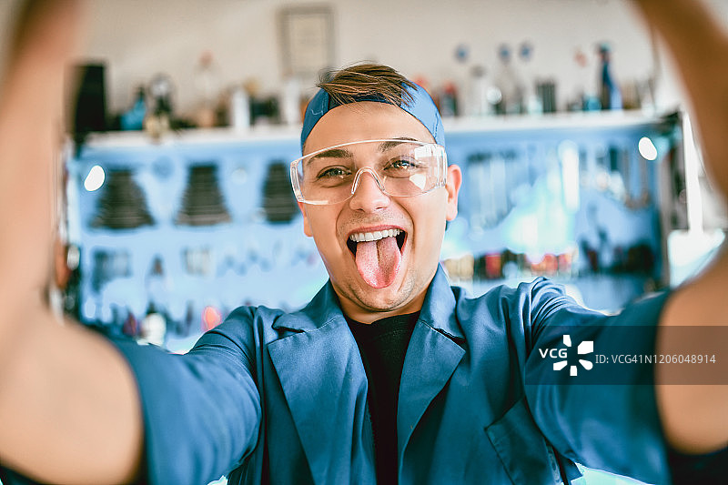 快乐的机械学徒在车间里自拍图片素材