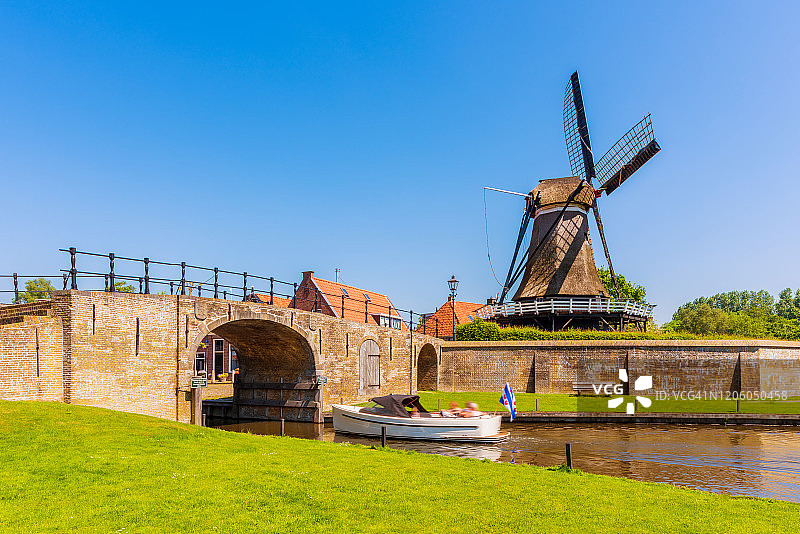 荷兰弗里斯兰斯洛滕运河上的休闲船图片素材