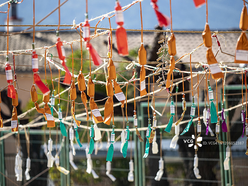 为白天烟花表演准备的大型火箭图片素材