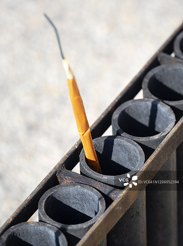 为白天烟花表演准备的大型火箭图片素材