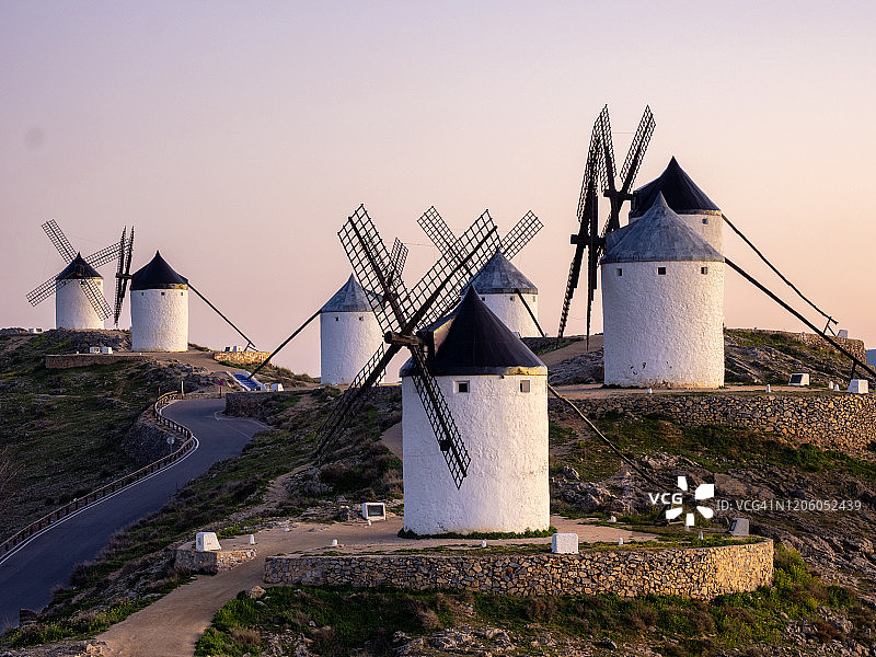 西班牙孔苏埃格拉山顶的传统风车日落图片素材