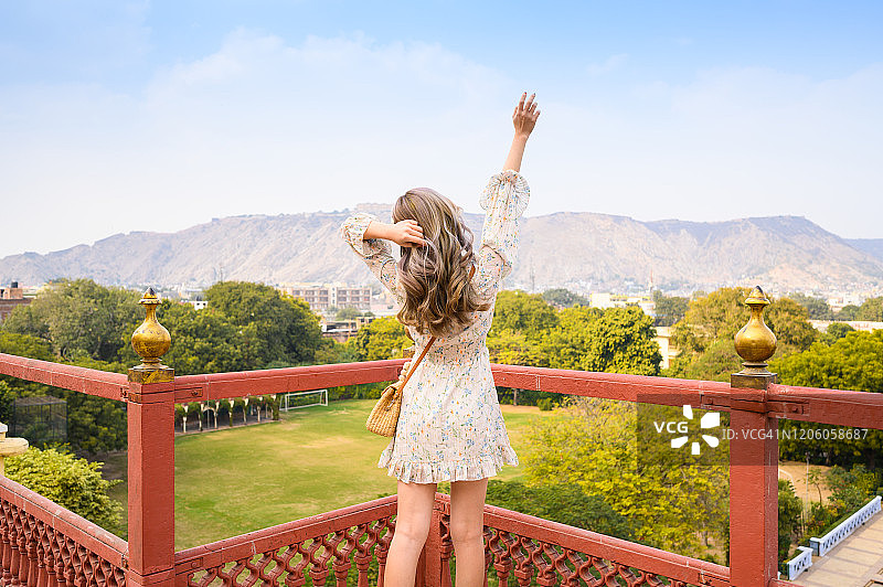 在印度拉贾斯坦邦斋浦尔城市宫殿的年轻女子肖像图片素材