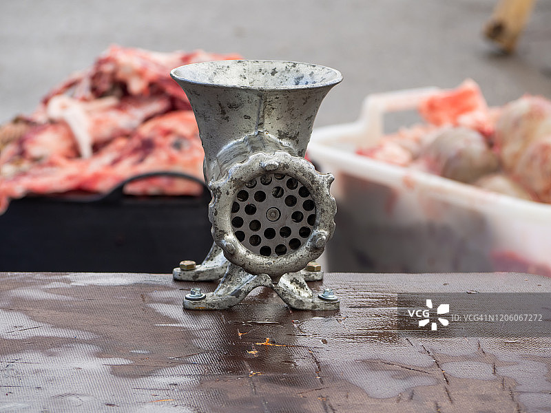 Pelabravo的传统屠宰节：用老式碎肉机切肉图片素材