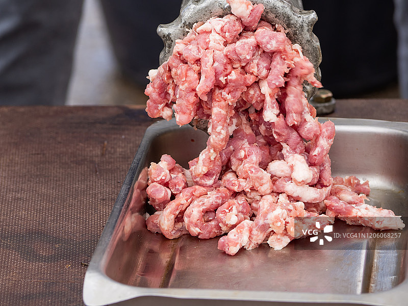 Pelabravo的传统屠宰节：用老式碎肉机切肉图片素材
