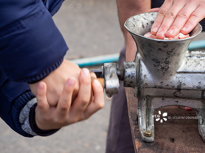 Pelabravo的传统屠宰节：用老式碎肉机切肉图片素材