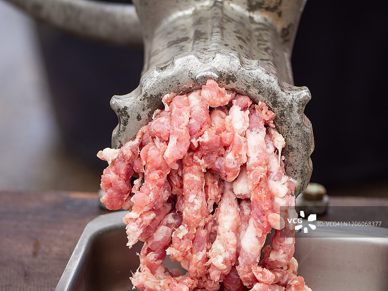 Pelabravo的传统屠宰节：用老式碎肉机切肉图片素材