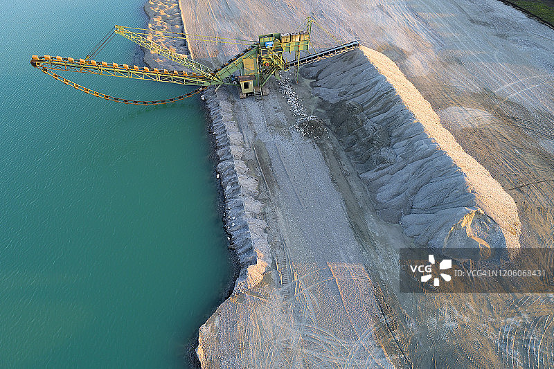 砂砾采矿机航拍视角图片素材