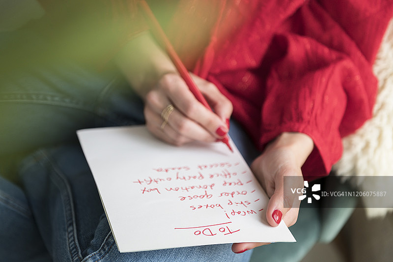 女人书写“待办事项”清单图片素材