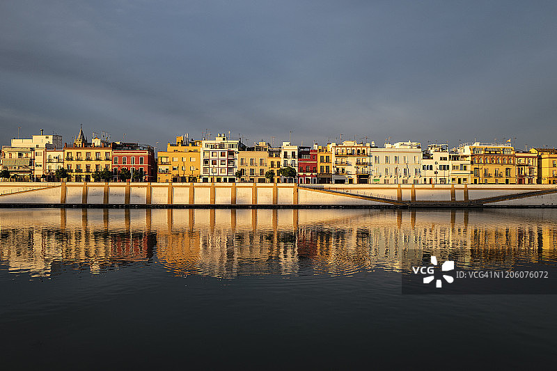 西班牙塞维利亚瓜达尔基维尔河畔的城市天际线图片素材