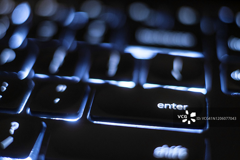 键盘上发光的“Enter”键图片素材