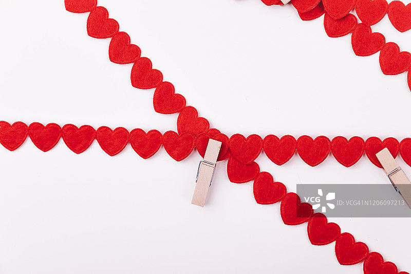用红色心形绳和晾衣夹制成的精美马赛克贺卡背景图片素材
