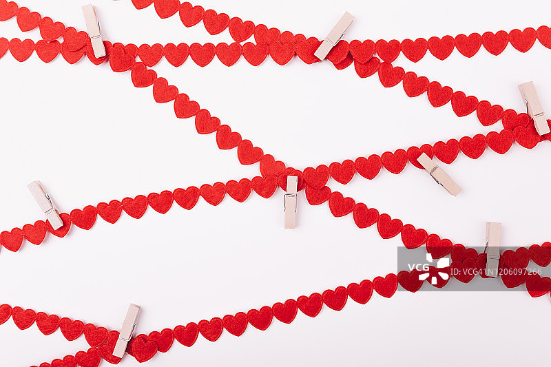 用红色心形绳和晾衣夹制成的精美马赛克贺卡背景图片素材