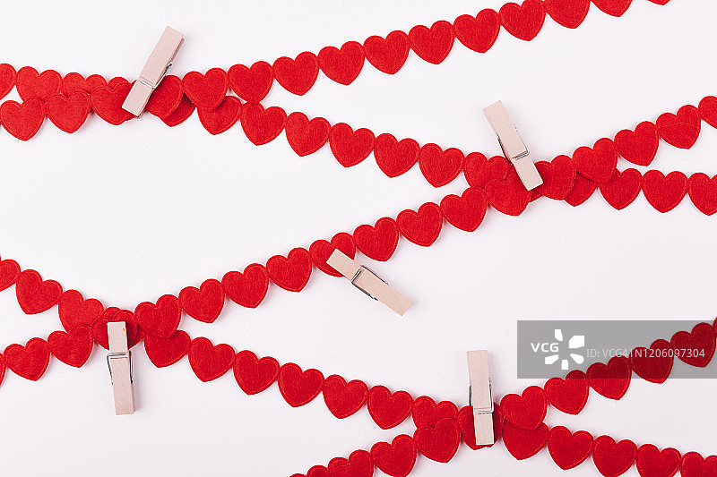 用红色心形绳和晾衣夹制成的精美马赛克贺卡背景图片素材