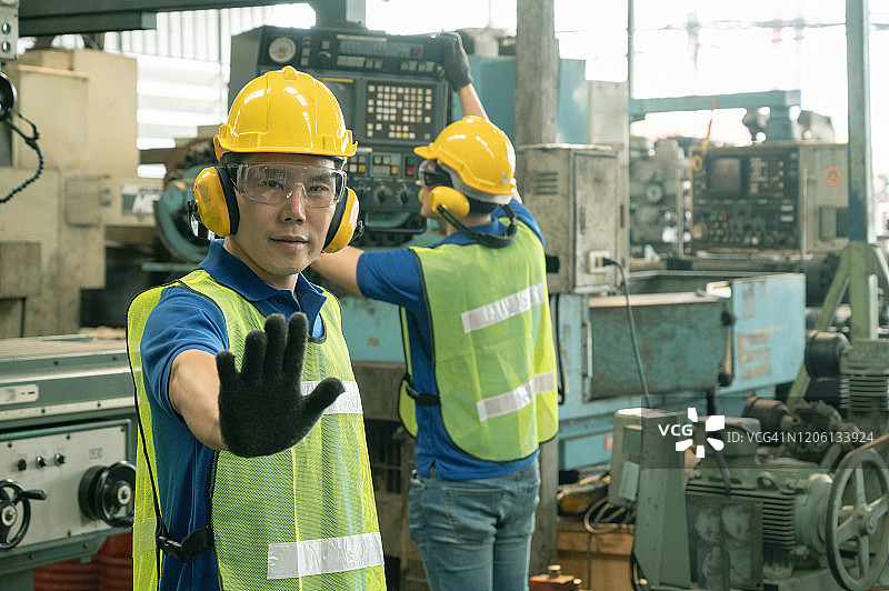 做停止手势的亚洲工人图片素材