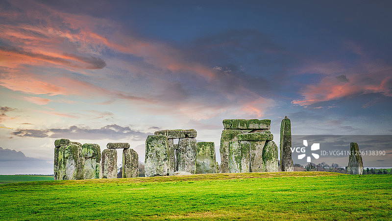 巨石阵的彩色日落，索尔兹伯里平原，英国图片素材