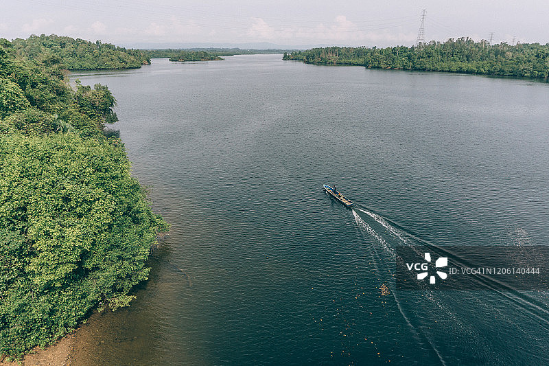 婆罗洲的热带河流图片素材
