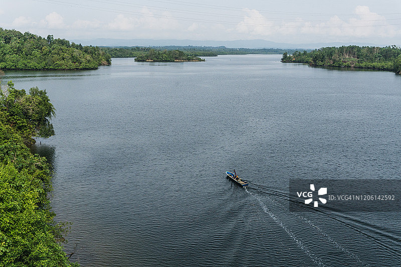 婆罗洲的热带河流图片素材