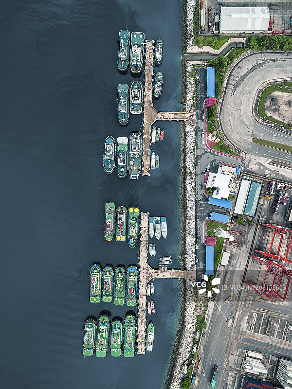 拖船在海上拖运集装箱船图片素材