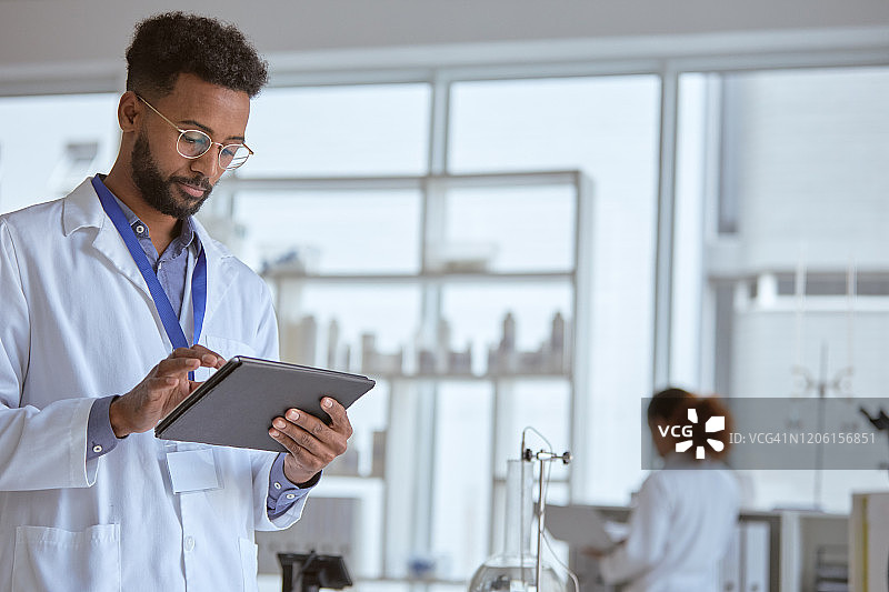 科学家需要及时了解最新研究图片素材