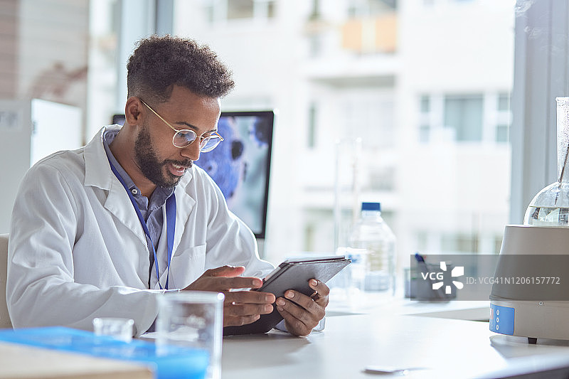 他需要筛选大量数据图片素材