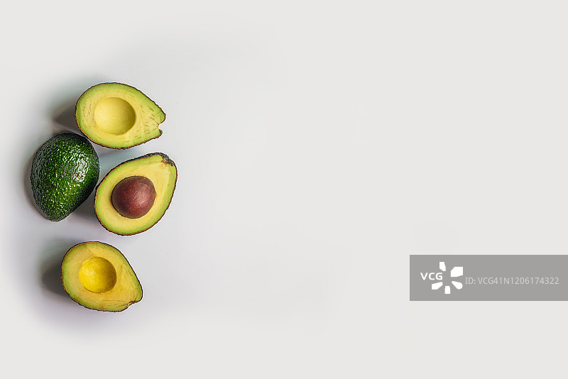 灰色背景上的半个牛油果图片素材