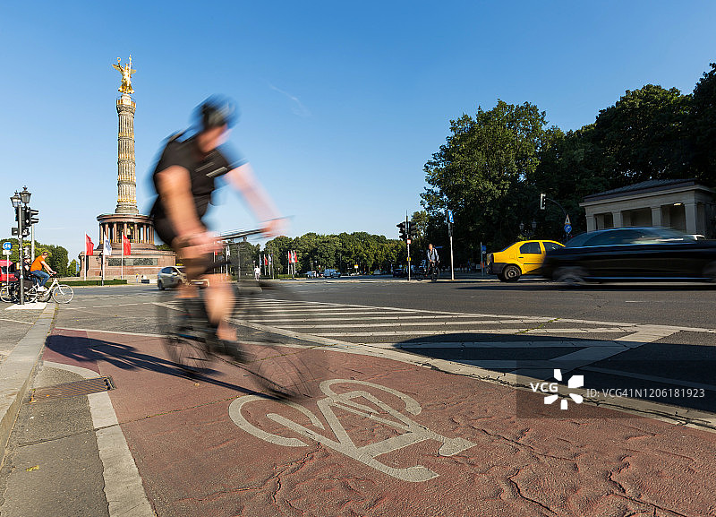 在柏林自行车道上的快速骑行者图片素材